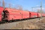 Blick auf einen vierachsigen Schüttgutwagen der Gattung  Talns  (0665 384-2 D-DB) der DB. Dieser wird von 185 156-7 DB in einem gemischten Gz durch den Bahnhof Leipzig-Thekla auf der Bahnstrecke Leipzig-Wahren–Leipzig-Engelsdorf (6369) Richtung Leipzig-Schönefeld gezogen. [24.3.2018 | 15:24 Uhr]