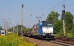 Am 22.08.15 rollte 185-CL 002 der Captrain mit dem Stahlzug nach Zeithain durch Leipzig-Thekla Richtung Schönefeld.Der Gruß galt einem am Signal wartenden Kollegen.