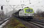 193 892 der zur Unternehmensgruppe Captrain gehörenden ITL zog am 28.11.15 bei einsetzendem Schneefall einen Porschezug von Leipzig-Wahren kommend durch Thekla Richtung Dresden.