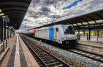 185 717-6 von RAILPOOL, durchfährt mit einem Kesselwagenzug den Bahnhof Lichtenfels.