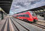 442 105 fährt als RB 59365, auf der Fahrt von Saalfeld (Saale) nach Bamberg, in den Bahnhof Lichtenfels ein.