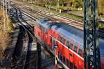 DB 218 409 verlässt den Bahnhof Lindau in Richtung Stuttgart und erreicht den Bodenseedamm (26.10.2017)