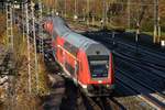 DB 218 409 verlässt den Bahnhof Lindau in Richtung Stuttgart und erreicht den Bodenseedamm (26.10.2017)