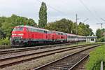 In Kürze erreicht 218 499-2 zusammen mit 218 434-9 Lindau Hbf, als sie mit dem IC 119 (Münster (Westf.) - Innsbruck Hbf) über den Bahndamm fuhren.