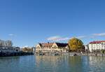 Der Bahnhof Lindau-Insel mit der ehemaligen Eilguthalle vom neuen Leuchtturm aus gesehen (22.10.2022)