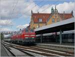 Die DB 218 421-6 und eine weitere sind mit ihrem EC aus München in Lindau HBF eingetroffen, wo eine SBB Re 4/4 II den EC zur Weiterfahrt nach Zürich übernehmen wird.

24. September 2018