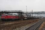 232 502 steht am 30.12.2009 mit ihrem Schadwagenzug in Lindau-Reutin zur Abfahrt bereit.