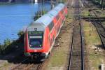 Ein IRE aus Stuttgart erreicht in krze Lindau HBF, der Zug befindet sich auf den letzten Metern ber den Bahndamm, 9.8.2012