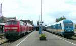218 439 mit einem RE nach Stuttgart und 223 064 mit dem Alex nach Mnchen standen sich am 3.5.10 in Lindau Hbf am Bahnsteig gegenber.