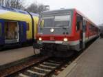 BR 628/928 nach Dannenberg Ost wartet in Lüneburg West am 14.12.13 neben einem MEr auf Ausfahrt