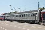 Portrait vom TRI Schlafwagen A-TRAIN 61 81 70-70 001-6 (Bauart WL AB30 ex P), als dieser am Mittag des 01.07.2019 eingereiht in einem Autoreisezug im Autozug-Terminal in Lörrach Gbf stand. 