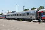 Portrait vom TRI Schlafwagen A-TRAIN 61 81 70-70 003-2 (Bauart WL AB30 ex P), als dieser am Mittag des 01.07.2019 eingereiht in einem Autoreisezug im Autozug-Terminal in Lörrach Gbf stand. 