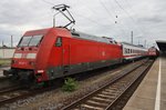 101 027-1 drückt am 1.8.2016 den IC2049 von Hannover Hauptbahnhof nach Dresden Hauptbahnhof in den Magdeburger Hauptbahnhof.