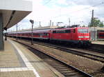111 094 mit 5 n-Wagen als RE70 nach Frankfurt (Main) Hbf steht im Startbahnhof Mannheim Hbf.