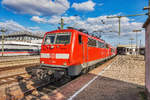 111 194-7 wartet mit dem RE 4576, in Mannheim Hbf, auf die Abfahrt nach Frankfurt (Main) Hbf.
Aufgenommen am 6.4.2017.