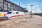 401 570-7 fährt als ICE 370 (Basel SBB - Kassel-Wilhelmshöhe - Wolfsburg Hbf - Berlin Hbf (tief)) in Mannheim Hbf ein.