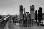 An den Silos -    Ein ICE 3 bei der Durchfahrt des Bahnhofes Mannheim-Handelshafen.