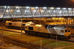 247 026 steht unterhalb des Fußgängerstegs im Mühldorfer Bahnhof.