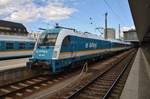 183 002 wartet am 13.8.2017 mit dem ALX357 von München Hauptbahnhof nach Praha hl.n.