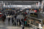 Etwas Proviant für die Reise - 

... oder einen Kaffee.
Blick auf den Kopfbahnsteig des Münchner Hauptbahnhof.

06.11.2022 (M)