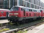 218 405 bildete am 10.7.13 die Zugspitze der in Sandwich-Traktion gefahrenen Regionalbahn Mühldorf-München. Der Sandwich-Einsatz diente der Zuführung einer Lok von Mühldorf nach München und war planmäßig. Aufgenommen im Holzkirchner Flügelbahnhof.