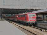 111 065 hatte am 10.7.13 den aus sechs Doppelstockwagen gebildeten Lok-Wagen-Zug als RE nach Passau zu bespannen und wartete in München Hbf auf die Abfahrt. Dieser Doppelstockzug bildete auf dem Donau-Isarexpress 2013 unter allen Leistungen eine Ausnahme, da die Züge üblicherweise aus ET440 gebildet wurden.