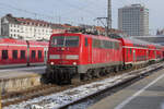 Seit 1975 sind Lokomotiven der Baureihe 111 in München stationiert. Mit dem Übergang des Regionalverkehrs nach Augsburg und darüber hinaus auf Go Ahead verloren die 111er fast alle Leistungen westlich von München - aber nur fast: Hier steht 111 121 bereit mit einer RB 6 nach Garmisch und - zumindest angeschrieben - Pfronten-Steinach. Auch die Anfänge der Baureihe 111 waren nicht einfach - darüber kann man bei Werner Streil, die Baureihe 111 nachlesen.
München Hbf, Starnberger Flügelbahnhof, Dienstag, 13. Dezember 2022, 13.32 Uhr.