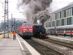 Generationtreffen: Die wie aus dem Ei gepellte 218 401, die zum Zeitpunkt der Aufnahme erst vor wenigen Monaten eine Hauptuntersuchung mit Neulack erhalten hat, steht mit RB 27033 im Holzkirchner Flügelbahnhof und wartet auf die Abfahrt. Neben an fährt ein Dampfsonderzug mit 70 083 aus.