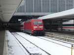 101 130 mit einen IC am Haken wartet am 15.02.2013 auf dem Mnchener Hauptbahnhof auf die Abfahrt.