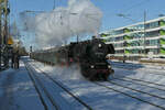 Zu Fahrten rund um München weilte in der Adventszeit 2023 die 52 8168 des Bayerischen Eisenbahnmuseums in München. Am ersten Dezemberwochenende war die Lok vermutlich irgendwo eingeschneit abgestellt. Aber am Donnerstag, 7. Dezember 2023 fuhren in München wieder Züge und die Dampflok fährt kurz vor Mittag am Heimeranplatz an zahlreichen Fotografen vorbei.
München Heimeranplatz, 07.12.2023, 11.38 Uhr