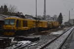 Linsinger Schienenfräszug der Bahnbaugruppe in Neckarelz auf Gleis 14 abgestellt bei sehr schlechten Lichtverhältnissen am späteren Nachmittag, da reichlich Schneewolken den Himmel