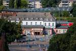 Im Vordergrund ist das Empfangsgebäude des Bahnhofs Neubrandenburg zu sehen und im Hintergrund einige nicht mehr genutzte Nebengebäude.