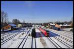 Wrend 01 1066 aufs Rangieren wartet, fhrt noch ein 612er aus Hof ein. Aufnahmeort war von der Brcke aus ber den Neuenmarkt-Wirsberger Bahnhof, Datum war der 12. Februar 2012.