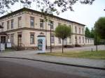 Neustadt/Dosse, klassizistisches Bahnhofsgebude (leer stehend), Straenseite (05.05.2009)