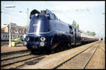 011102 mit Rheingold Sonderzug am 13.6.1997 im Bahnhof Neuwied.