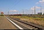 Blick auf den östlich des Personenbahnhofs liegenden Güterbahnhof Nordhausen mit abgestellten Wagen.