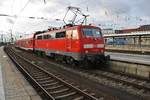 111 035-2 verlässt am 28.12.2017 den RE59125 nach Augsburg Hauptbahnhof den Nürnberger Hauptbahnhof.