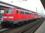 111 057 und 111 168 und 2 moderne n-Wagen stehen am 15.Januar 2012 im nrnberger Hbf.