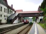 Am 27.05.2012 trafen zur Mittagszeit RE 3806 und STB 80557 zu einer Zugkreuzung im sehenswerten Bahnhof Oberhof (Thr.) ein.