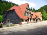 Leider mein einzigstes Sonnenfoto des malerischen Empfangsgebudes des Bahnhofs im thringischen Oberhof.