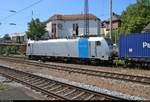 Im Blockabstand folgt ein Containerzug mit 186 453-7 Railpool, vermietet an Lineas, der den Bahnhof Offenburg auf Gleis 1 in südlicher Richtung durchfährt.