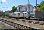 Containerzug mit 186 905-6 der Crossrail AG durchfährt den Bahnhof Offenburg auf Gleis 1 in südlicher Richtung.