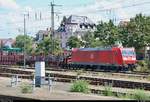 Stahlzug mit 185 048-6 DB durchfährt den Bahnhof Offenburg in südlicher Richtung.