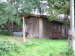 Am Beamtenwohnhaus auf dem Bahnhof Oschatz steht noch dieses ehemalige Toilettenhusschen, 28.07.07