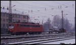 110148 und dahinter Köf 323264 rangieren gegen 10.05 Uhr am 13.2.1991 im oberen Teil des HBF Osnabrück.