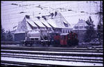 DB 323264 rangiert hier am 13.2.1991 um 10.05 Uhr einen Containerwagen im Hauptbahnhof Osnabrück.