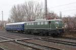 E40 128 stand mit einem Kanzelwagen am 22.12.2011 in Osnabrck.