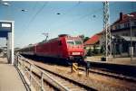 145 050 im Juli 2005 mit dem Nachtzug 1249 aus Hagen bei der Ankunft im Zielbahnhof Binz.