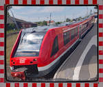 Im Bahnsteigspiegel der Triebwagen SEEBAD UECKERMÜNDE (623526) am Bahnsteig 4a in Pasewalk.