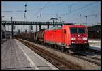 185 279 fährt am 28.02.2018 mit einem Güterzug durch Passau Hbf.